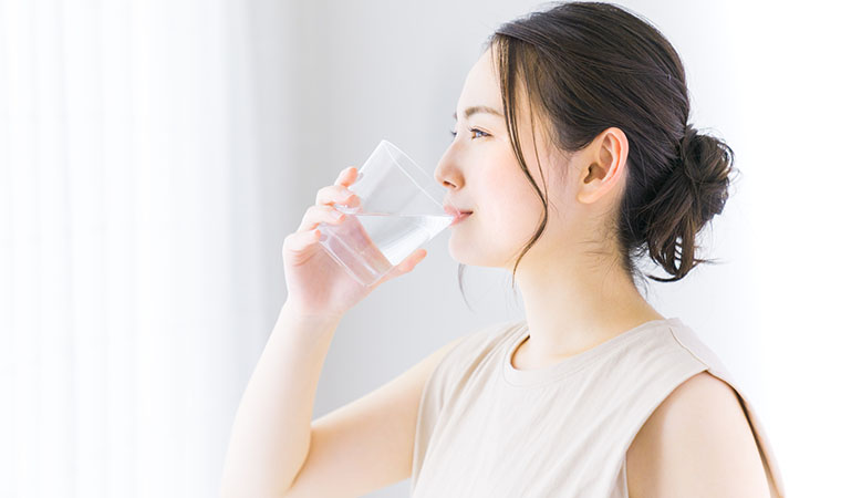 水を飲む女性