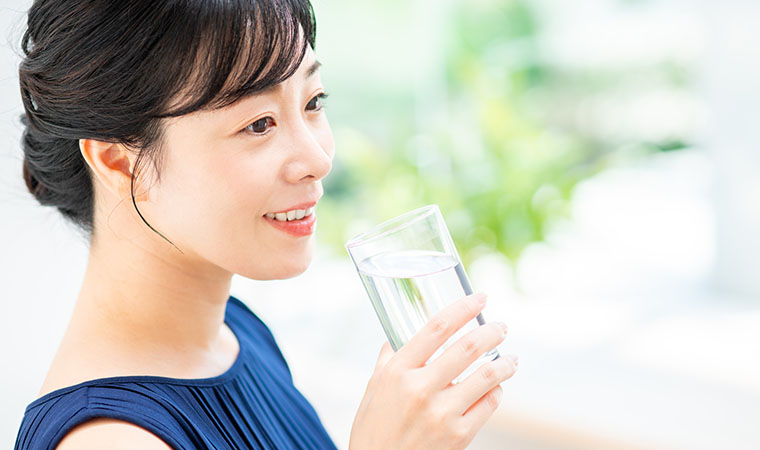 水を飲む女性