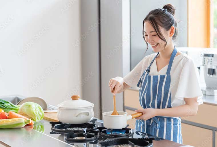 料理する女性