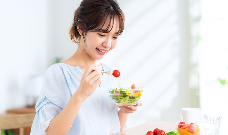 サラダを食べる女性