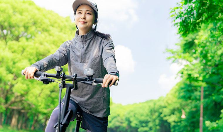 サイクリングをする女性