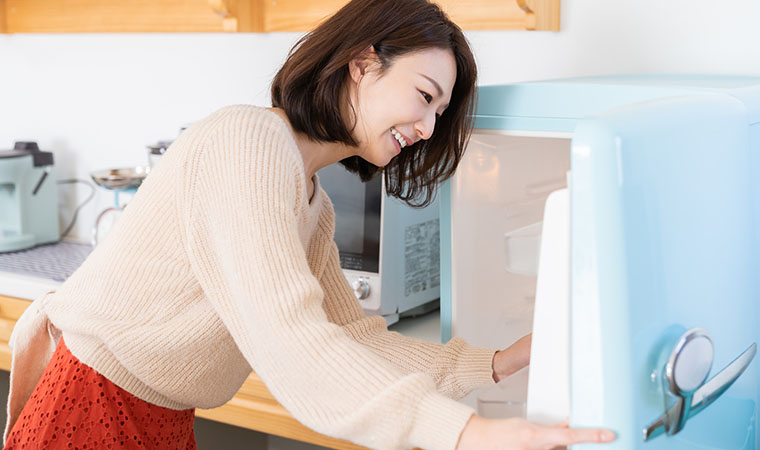 冷蔵庫を開ける女性