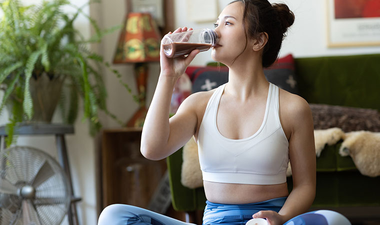 プロティンを飲む女性