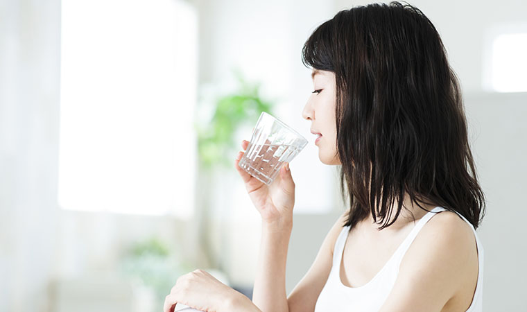 水を飲む女性