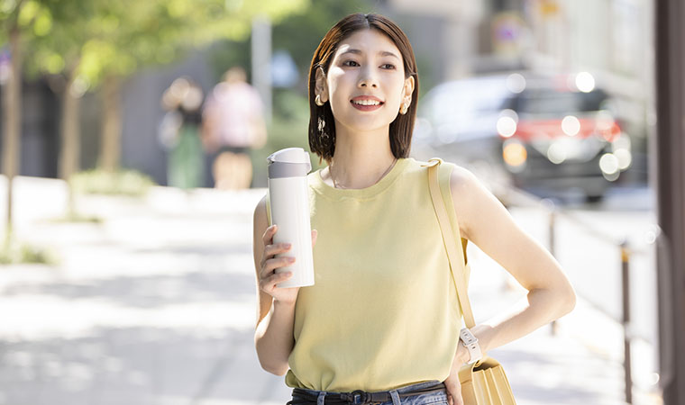 水筒を持つ女性