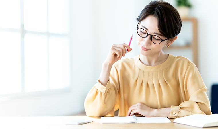 勉強をする女性