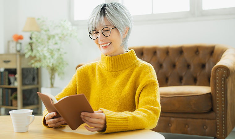 読書する女性