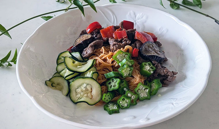 【食】暑い日でもツルッと食べられる「夏野菜たっぷりの韓国風まぜ麺」