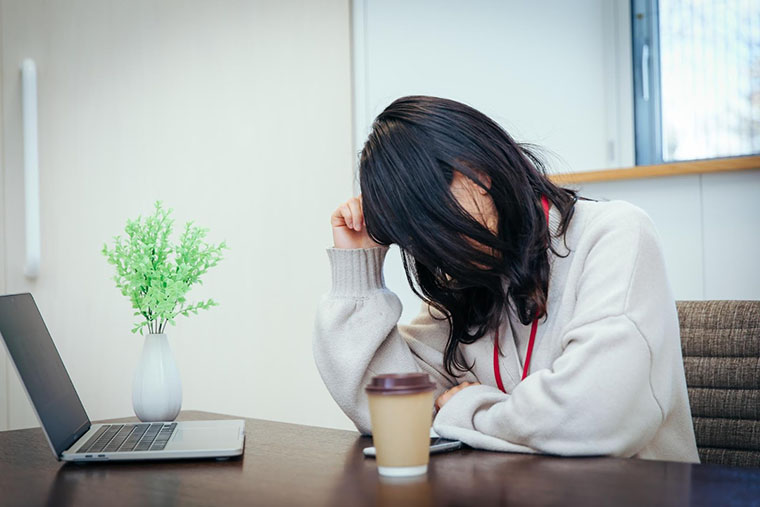 落ち込む女性