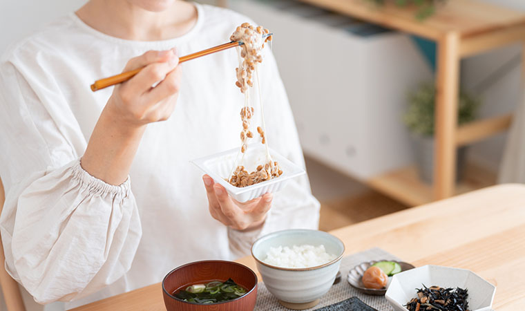 納豆を食べる女性