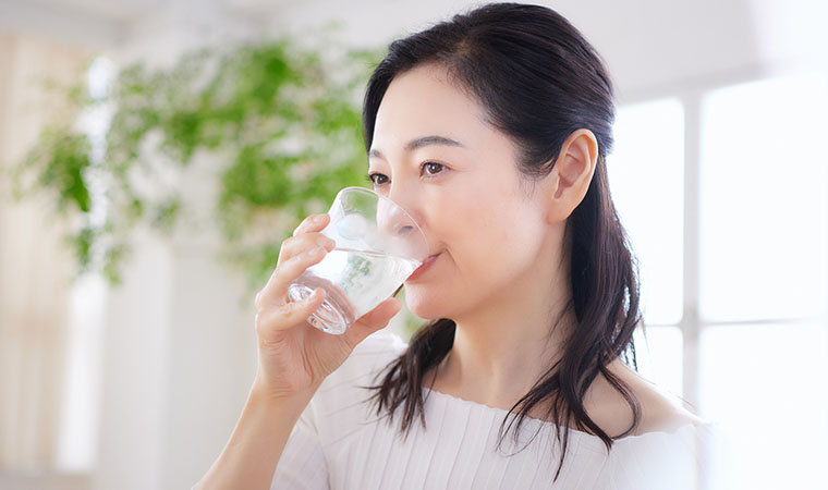 水を飲む女性