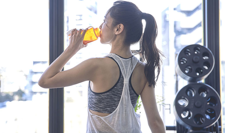 プロティンを飲む女性