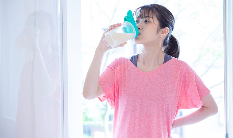 プロテインを飲む女性