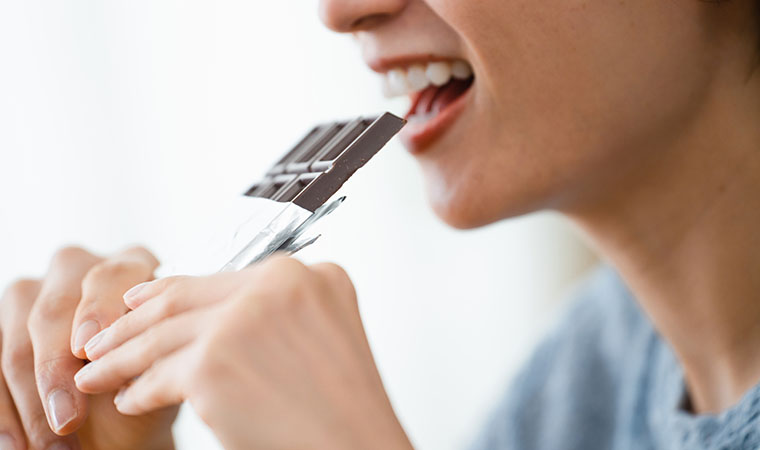 チョコを食べる女性