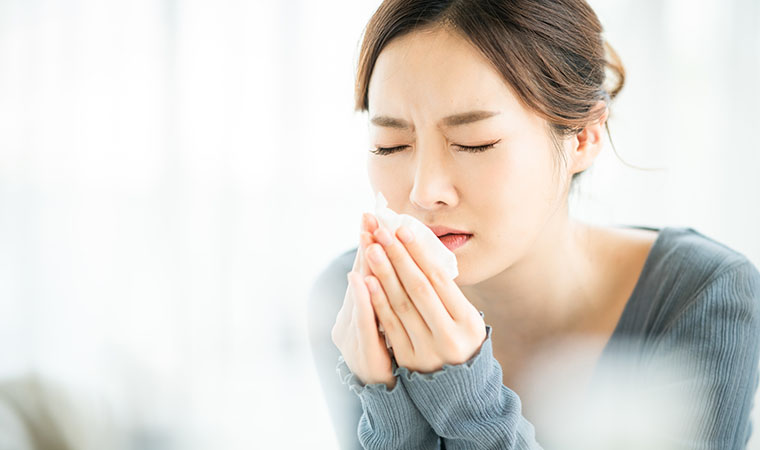 風邪をひく女性