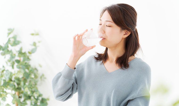 炭酸水を飲む女性