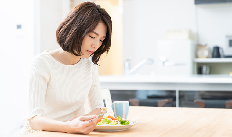 ご飯食べれない女性