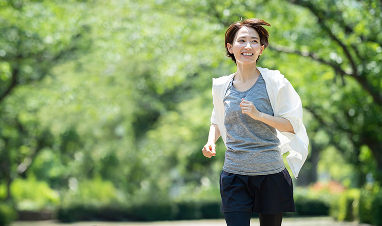 ランニングをする女性