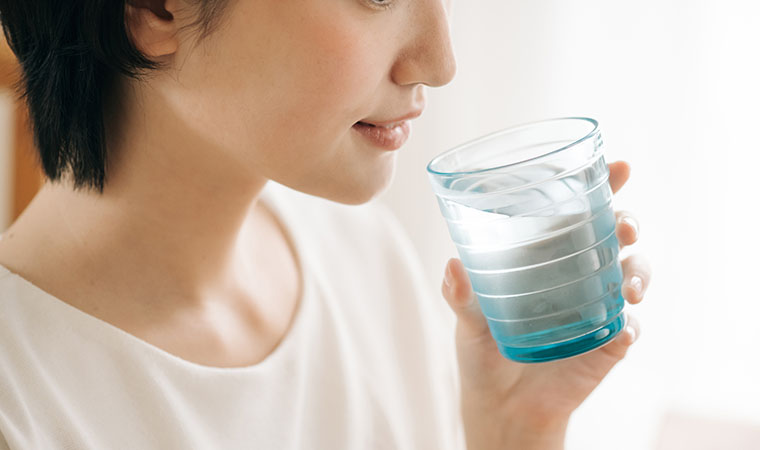 水を飲む女性