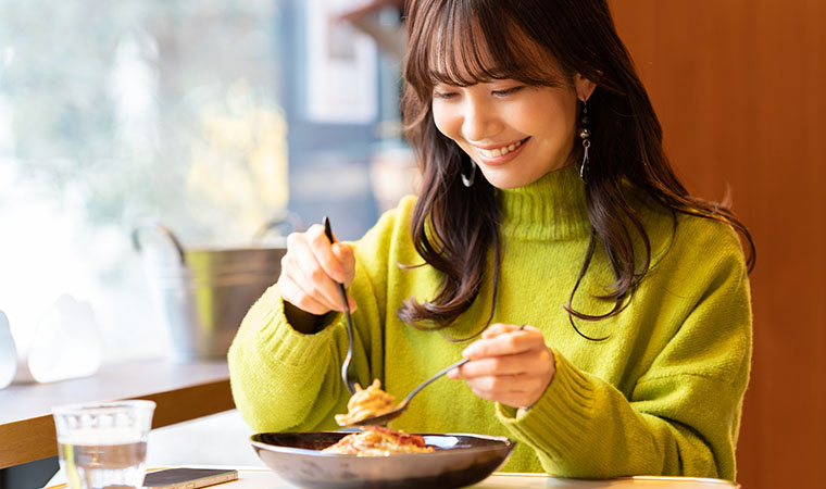 パスタを食べる女性