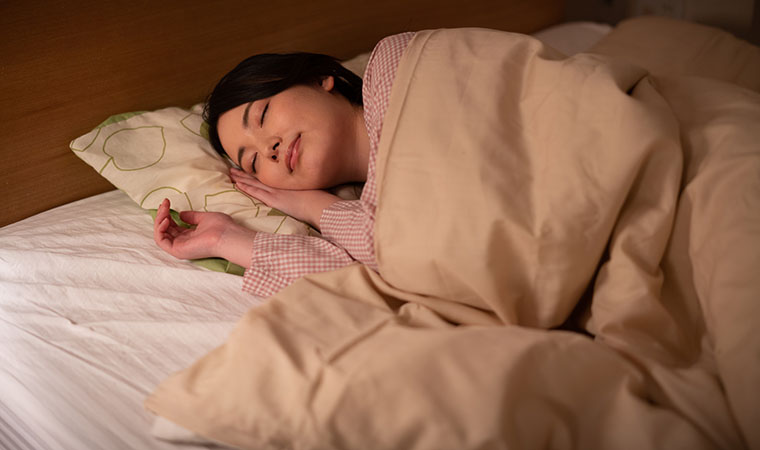 眠る女性