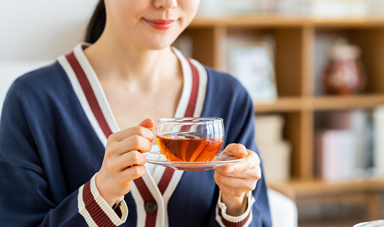 お茶を飲む女性