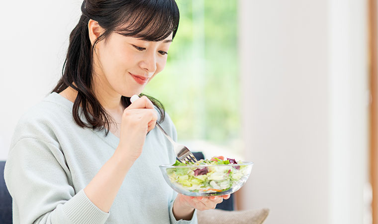 サラダを食べる女性