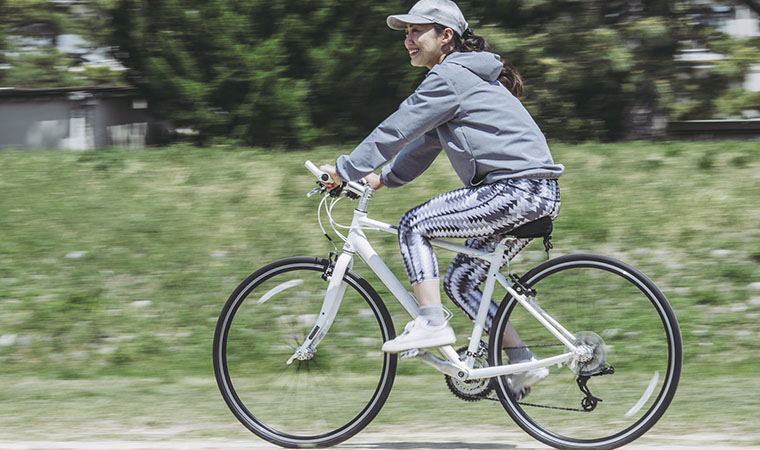 ロードバイクに乗る女性