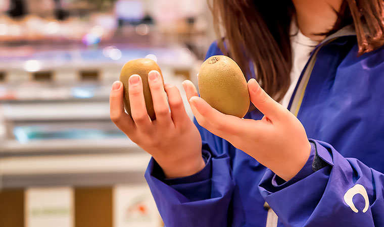 ゴールドキウイを選ぶ女性