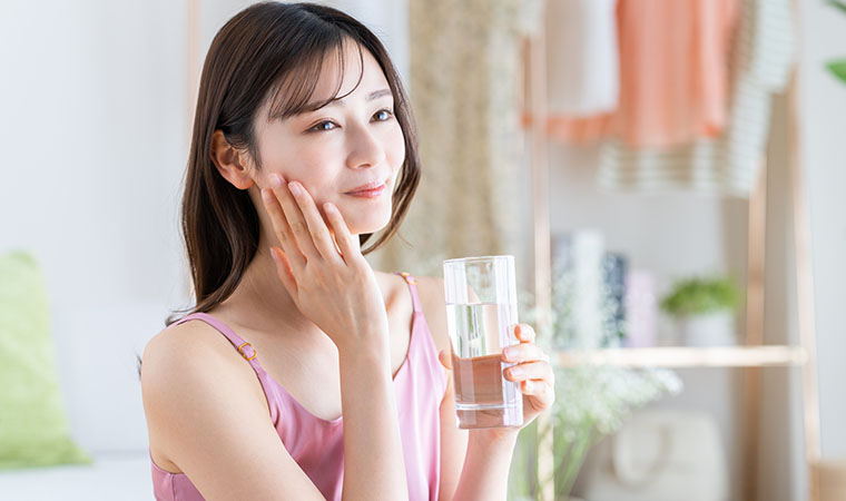 水素水を飲む女性