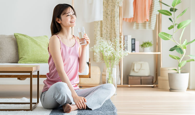 水素水を飲む女性