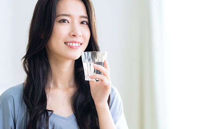 水素水を飲む女性