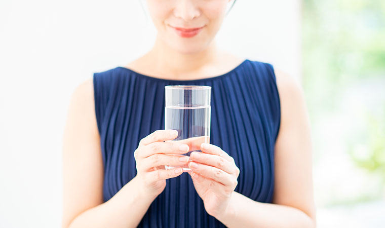 水素水を飲む女性