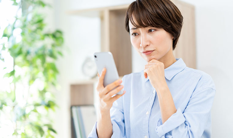 スマホをチェックする女性