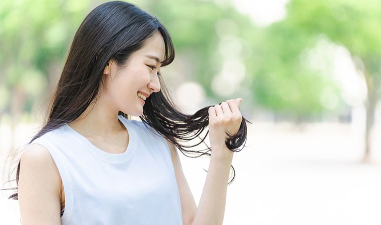 髪をチェックする女性