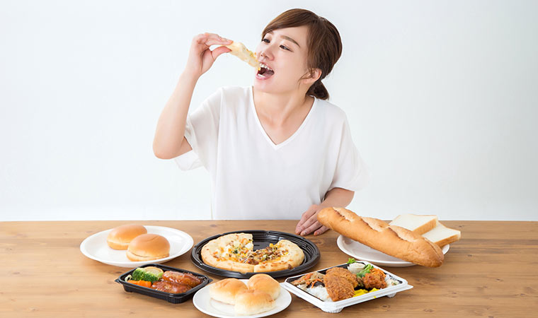 暴食する女性