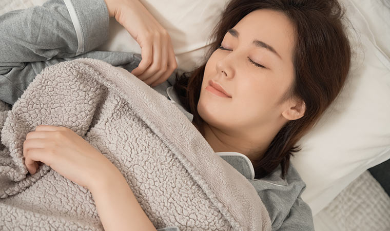 快眠している女性