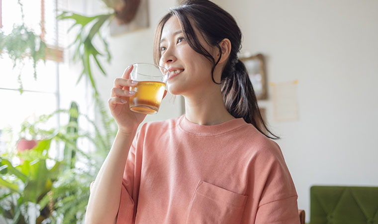 りんご酢を飲む女性