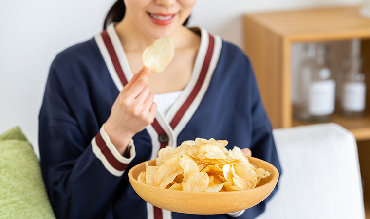 おかしを食べる女性