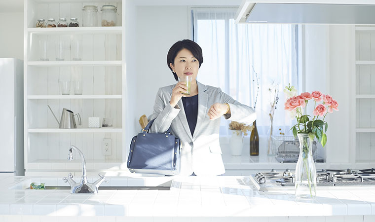 スムージーを飲む女性