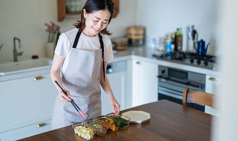 作り置きをする女性