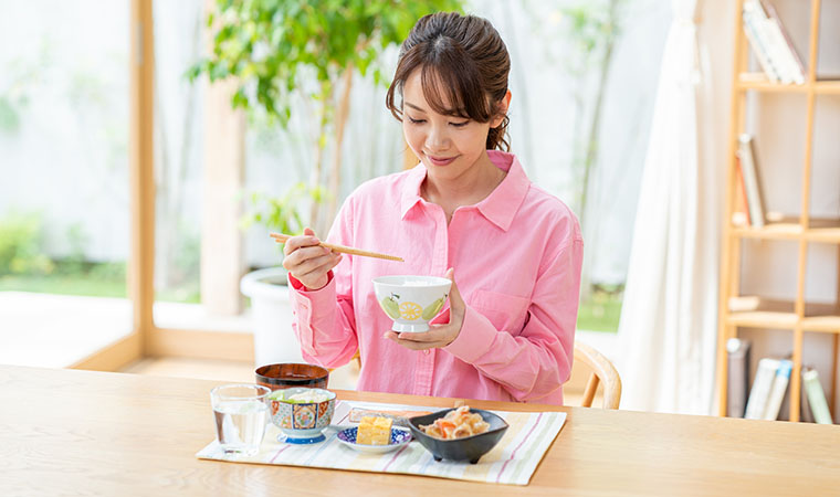 朝食をとる女性