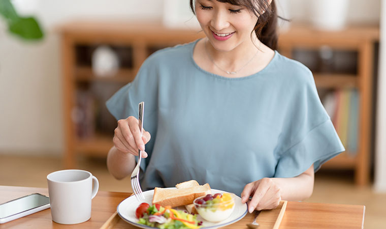 朝食を食べる女性