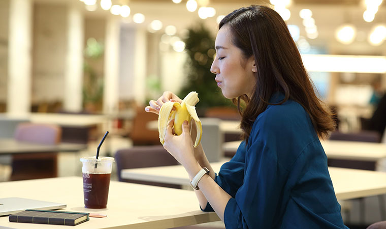 バナナを食べる女性