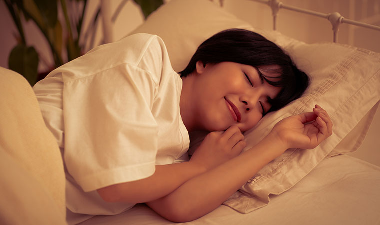 夜眠る女性