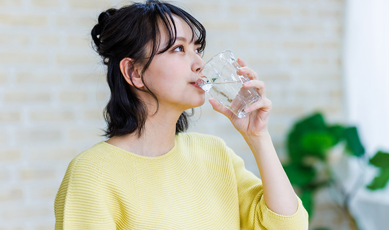 水をのむ女性