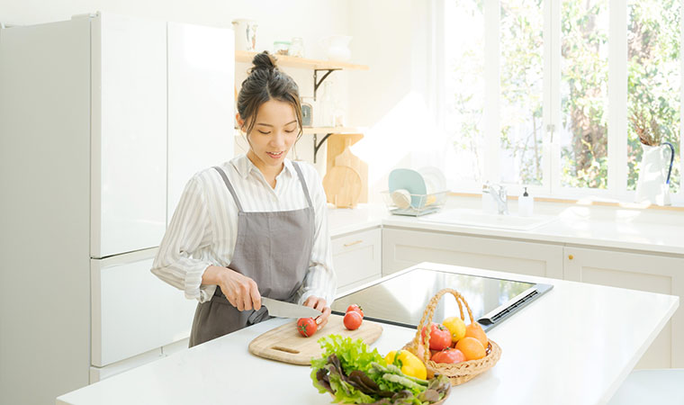 料理をする女性