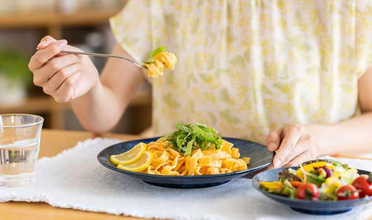 パスタを食べる女性