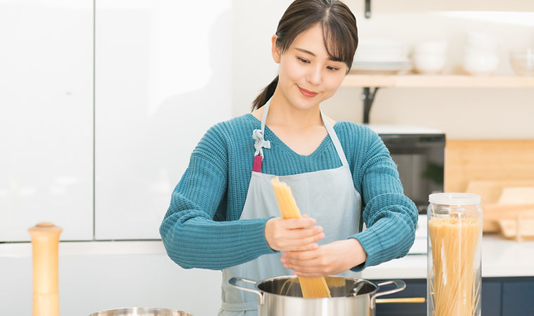 パスタをゆでる女性