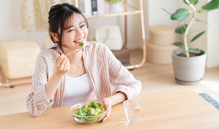 サラダを食べる女性